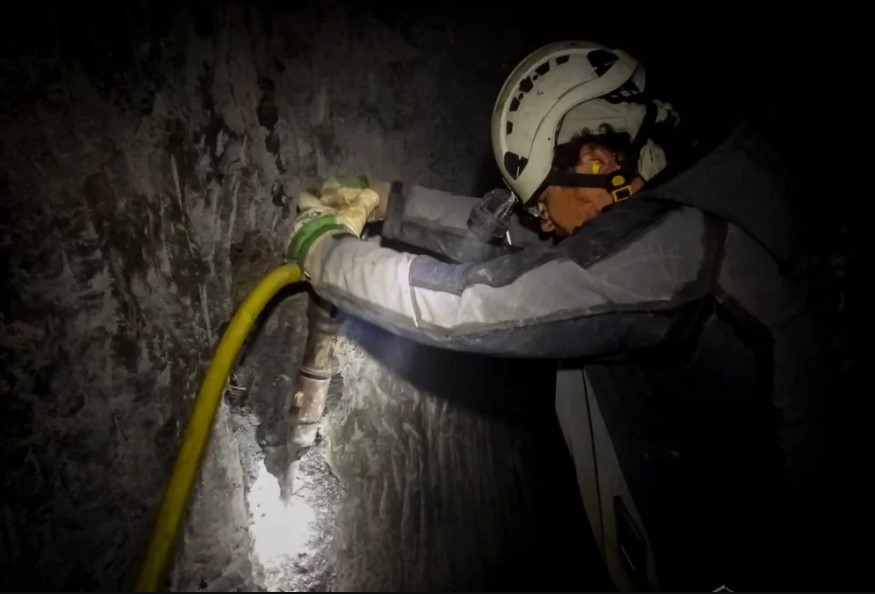 Investigadores durante la exploración de las minas de sal de Austria